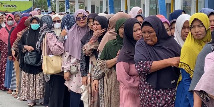 Warga Rela Berdesakan, Sembako Murah Diserbu di Lhokseumawe