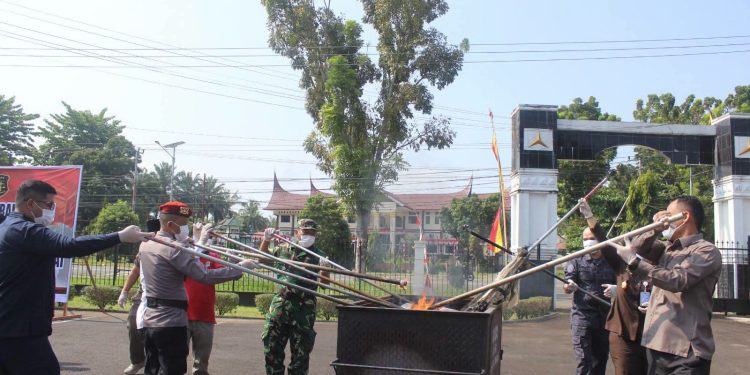 Kejari Pasaman Barat Musnahkan Barang Bukti 56 Perkara Inkrah, 32 Kasus Narkotika