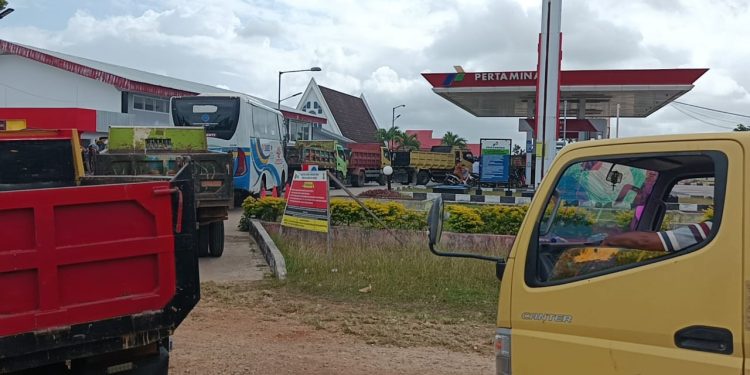 Kuota Solar Hanya 30 KL, Antrean Kendaraan Mengular di SPBU Saumlaki, Pengelola Desak BPH Migas Tambah Alokasi