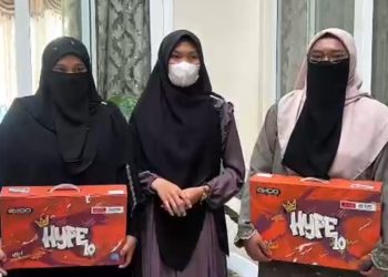 Peduli Generasi Qurani, Trinovi Sitorus Serahkan Bantuan Laptop dan Biaya Kuliah