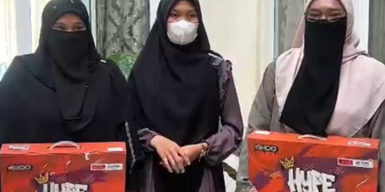 Peduli Generasi Qurani, Trinovi Sitorus Serahkan Bantuan Laptop dan Biaya Kuliah