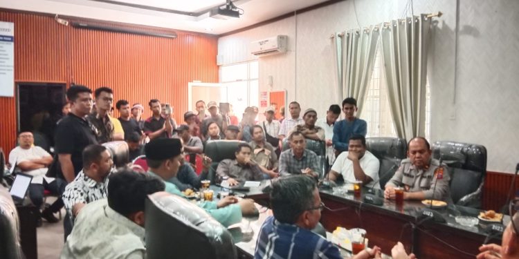 Atasi Abu dan Jalan Rusak di Pematang Cengal, DPRD Langkat Janjikan 1 Km Aspal, EMP Gebang Bantu 200 Truk Sertu