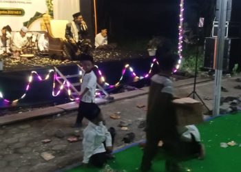 Mubaligh kondang Sedang Ceramah Maulid Nabi, Kumpulan Bocil di Pemalang Malah Asik Main Kelereng dan Petak Umpet,