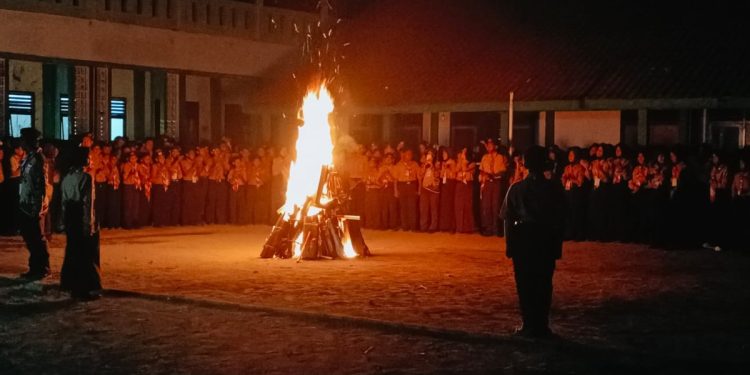 Kobaran Api Unggun Persami SMPN 1 Petarukan Simbol Semangat Yang Tak Pernah Padam