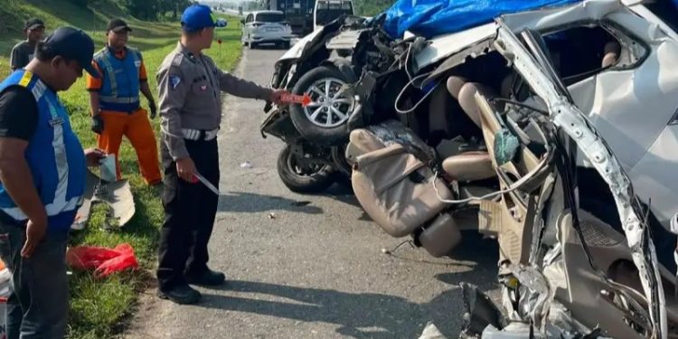 1 Tewas 7 Luka Luka Setelah Avanza Hantam Truk Kontainer di Tol Medan–Tebing Tinggi