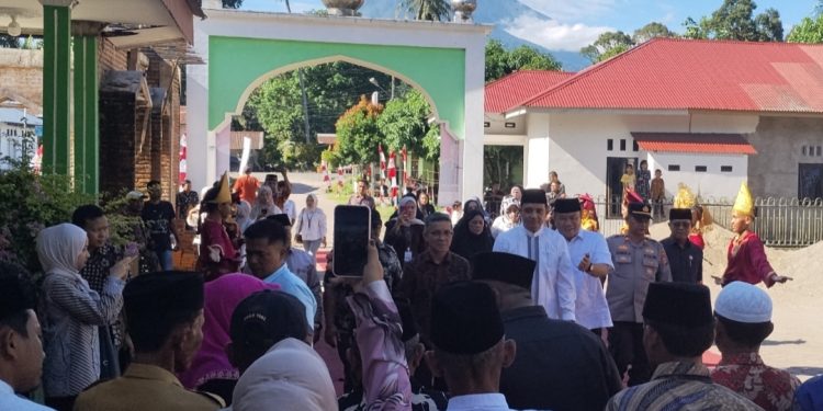 Disambut Tari Persembahan, Ade Rezki Pratama Gelar Sosialisasi BPOM di Kinali