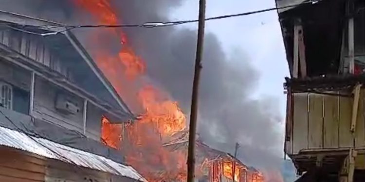 Kebakaran Hebat Landa Kompleks Pasar Jagong, 96 Bangunan Hangus, 243 Warga Terdampak