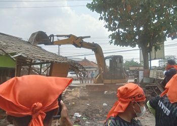Belasan Bangunan Liar di Jalan Raya Pantura Comal Pemalang Diratakan Tim Gabungan TNI -Polri dan Satpol PP