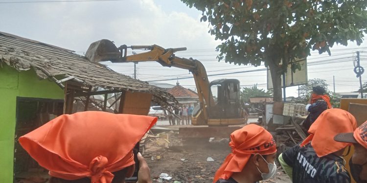 Belasan Bangunan Liar di Jalan Raya Pantura Comal Pemalang Diratakan Tim Gabungan TNI -Polri dan Satpol PP
