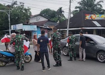 Bangkitkan Nasionalisme, Koramil 02 Simpang Empat dan Insan Pers Bagikan Bendera Merah Putih