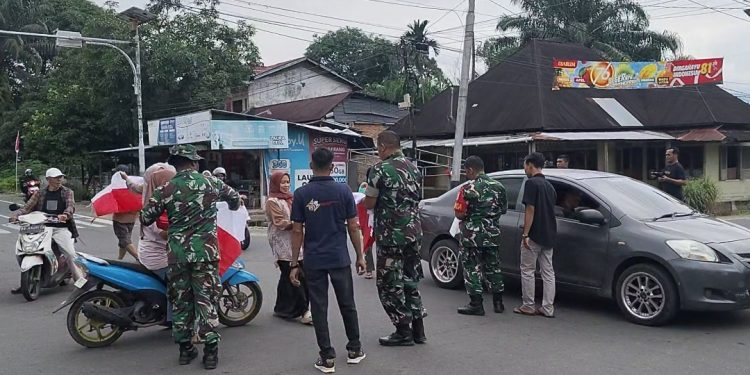 Bangkitkan Nasionalisme, Koramil 02 Simpang Empat dan Insan Pers Bagikan Bendera Merah Putih