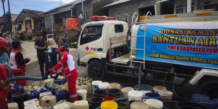 Bakti Nyata Almamater IKA SMANSA 94 Pemalang, Gelontorkan Puluhan Ribu Air Bersih Untuk Warga