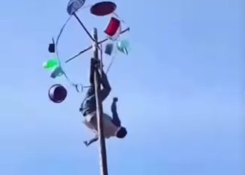 Seorang Peserta Panjat Pinang 17 Agustus 2026 Terjatuh dari Ketinggian 7 Meter