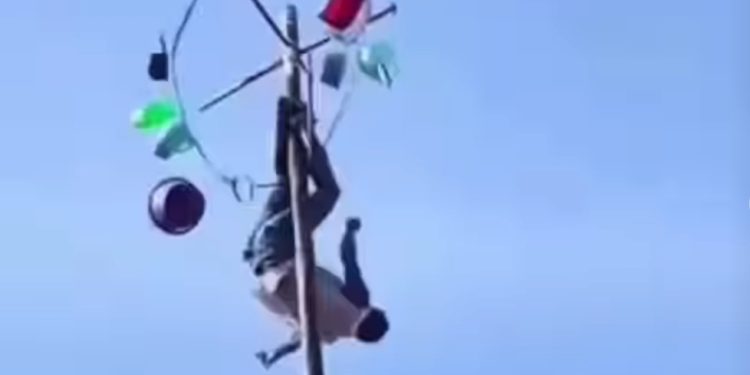 Seorang Peserta Panjat Pinang 17 Agustus 2026 Terjatuh dari Ketinggian 7 Meter