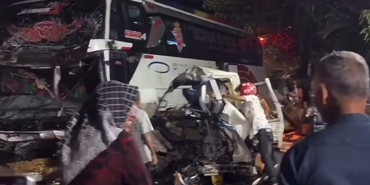 Bus Scania Putra Pelangi Tabrak Pikap di Bireuen, Dua Orang Tewas