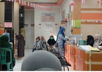 Pasien Puskesmas Bontobangun Antre Menunggu Berjam Jam, Petugas Diduga Asyik Berbincang dan Tertawa