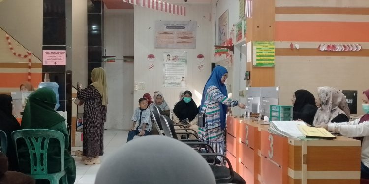 Pasien Puskesmas Bontobangun Antre Menunggu Berjam Jam, Petugas Diduga Asyik Berbincang dan Tertawa