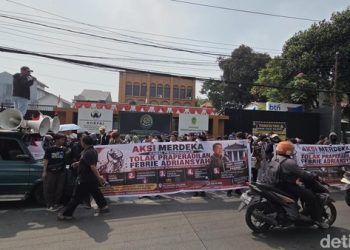 Massa Demo Desak Hakim PN Jaksel Tolak Praperadilan Febrie Adriansyah