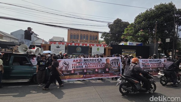 Massa Demo Desak Hakim PN Jaksel Tolak Praperadilan Febrie Adriansyah