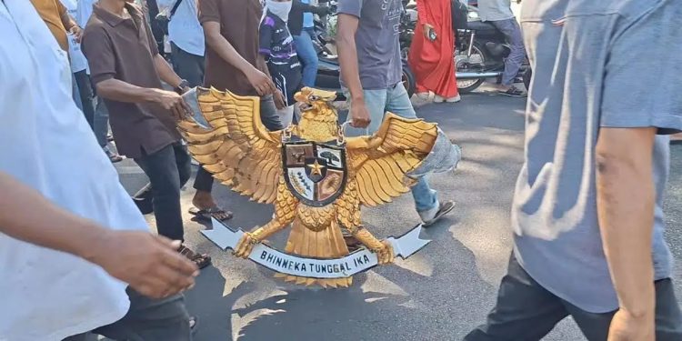 Hari Damai Aceh ke-21 Berujung Ricuh, Gas Air Mata Meledak di Baiturrahman, Wakapolda Diusir Massa