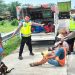 Dump Truk Hantam Pekerja Tol, Dua Pemotong Rumput Tewas Terseret hingga Kolong