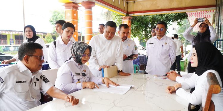 Plt Bupati Langkat Sidak Puskesmas dan SMPN 1 Stabat