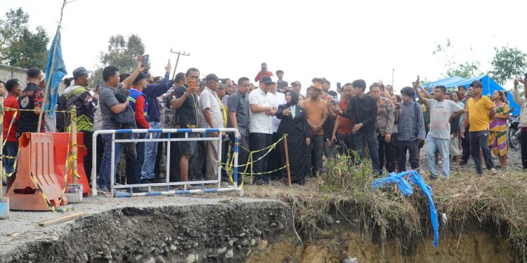 Tiorita-Bobby Tinjau Jalur Langkat-Karo yang Longsor, Segera Dibangun Permanen Oktober