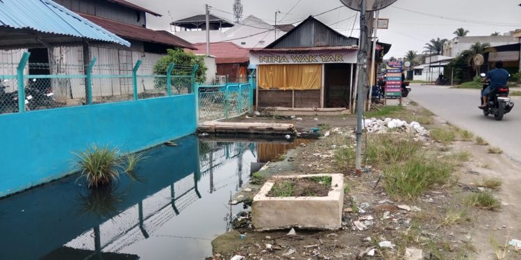 Banjir Acam Rendam Pemukiman Kota Tanjung Pura, Parit Tumpat Dipenuhi Lumpur Belum Ditangani