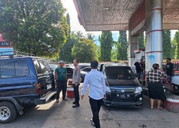 Pastikan Distribusi BBM Bersubsidi Tepat Sasaran, Personel Polsek Kinali Lakukan Pengamanan di SPBU Base Camp Pasbar