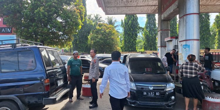 Pastikan Distribusi BBM Bersubsidi Tepat Sasaran, Personel Polsek Kinali Lakukan Pengamanan di SPBU Base Camp Pasbar