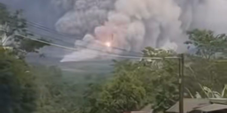 Abu Sinabung Menyerbu Langit Sumut, Kualanamu Lumpuh Sementara, 21 Penerbangan Dibatalkan