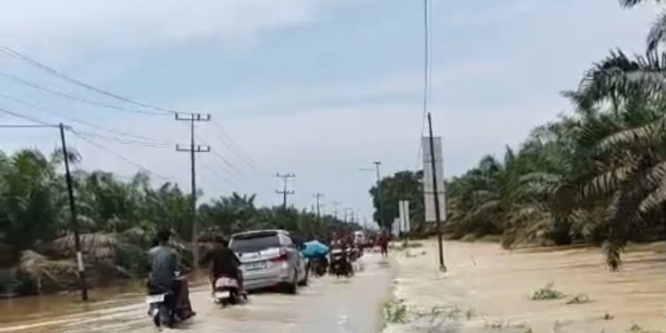 Banjir Kepung Langkat, Sekoci Terendam 2 Meter dan Jalan Sumur Bor Tergenang Banjir