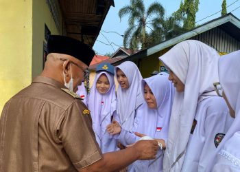 Bupati Yulianto Bagikan Ribuan Masker untuk Pelajar dan Pengguna Jalan