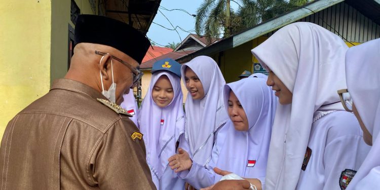 Bupati Yulianto Bagikan Ribuan Masker untuk Pelajar dan Pengguna Jalan