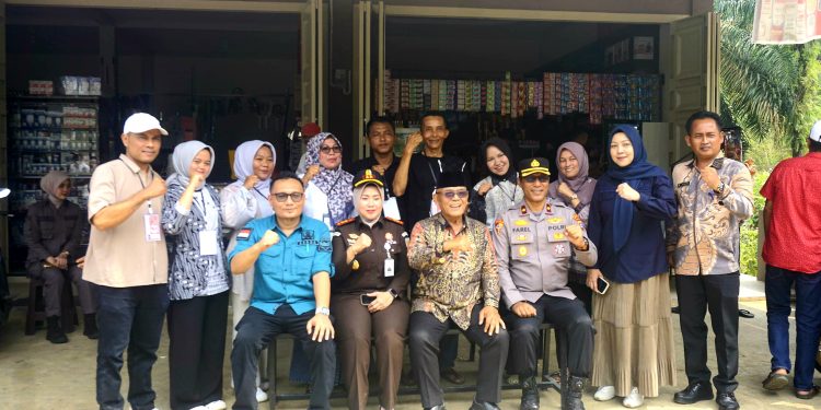 Bupati Pasbar Pantau Pelaksanaan Pilwana di Sejumlah TPS di Kecamatan Pasaman
