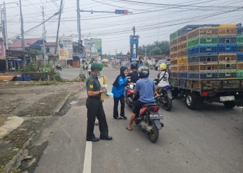 Paduli Kesehatan Warga, KNPI Pasaman Barat dan Mahasiswa Turun ke Jalan Bagikan 2.000 Masker