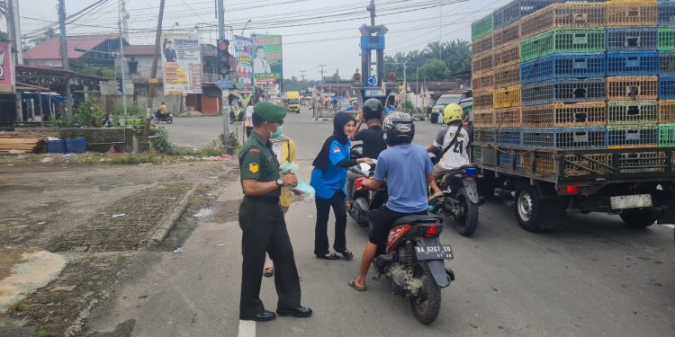 Paduli Kesehatan Warga, KNPI Pasaman Barat dan Mahasiswa Turun ke Jalan Bagikan 2.000 Masker