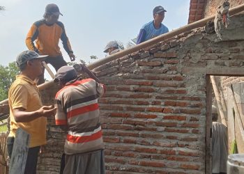 Bukan Sekedar Janji, Risyanto Berikan Bantuan Bedah Rumah Lansia di Sewaka,Warga Karanglo Ikut Bergotong Royong