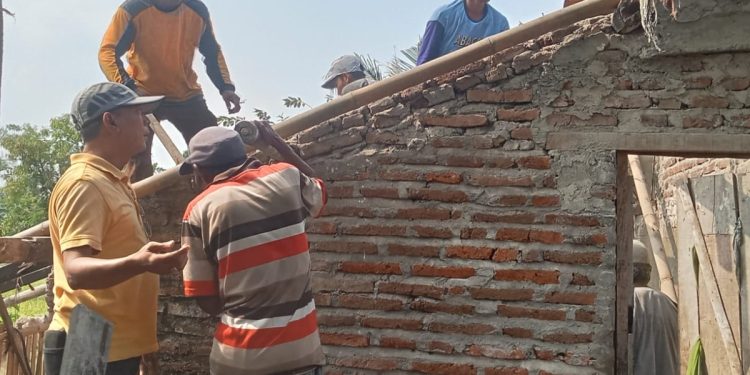 Bukan Sekedar Janji, Risyanto Berikan Bantuan Bedah Rumah Lansia di Sewaka,Warga Karanglo Ikut Bergotong Royong