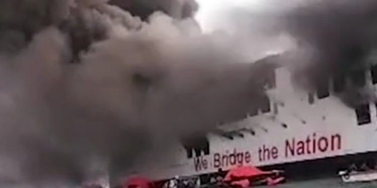 KMP Batumandi Terbakar di Selat Sunda! Asap Hitam Membubung, Seluruh Penumpang dan Awak Kapal Dievakuasi