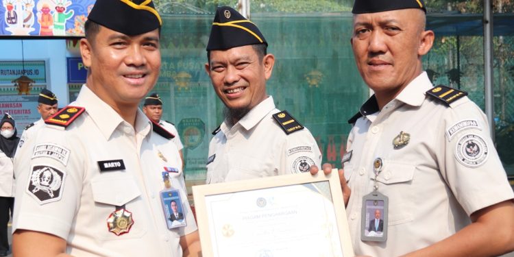 Gagalkan Penyelundupan Barang Terlarang Dua Pegawai Rutan kelas 1 Jakarta Pusat Diganjar Penghargaan